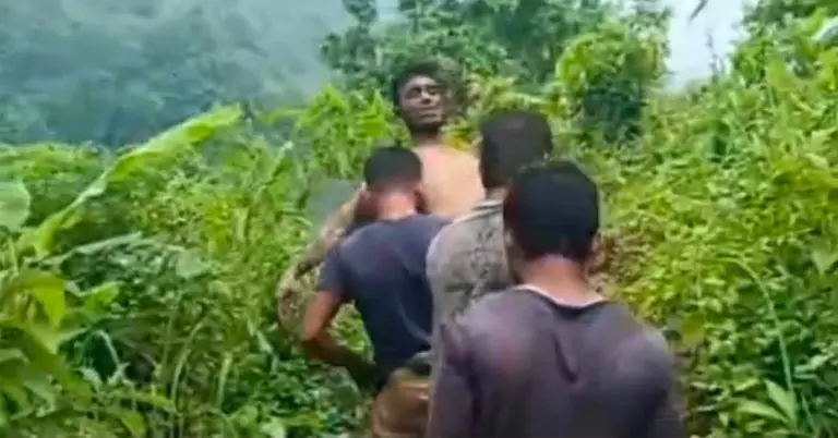 আহত ব্যক্তিকে উদ্ধার করে নিয়ে যাওয়া হচ্ছে